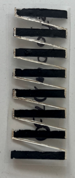 Huit barrettes noires alignées sur un support transparent, reliées par des contacts métalliques